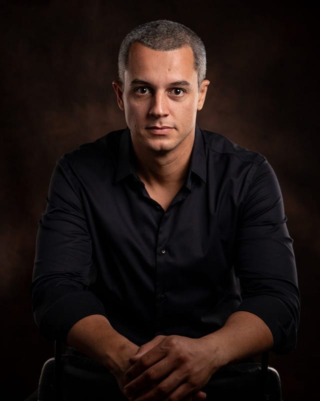 Camarote Camisa 10 traz chef Rafa Gomes, vencedor do MasterChef, para assinar cardápio na Sapucaí