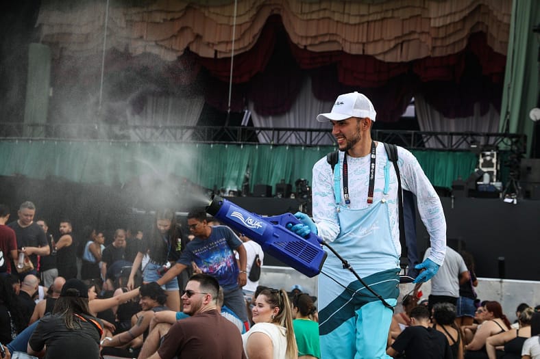 Iguá leva aguadeiros ao Uptown Barra para garantir hidratação nos eventos de carnaval