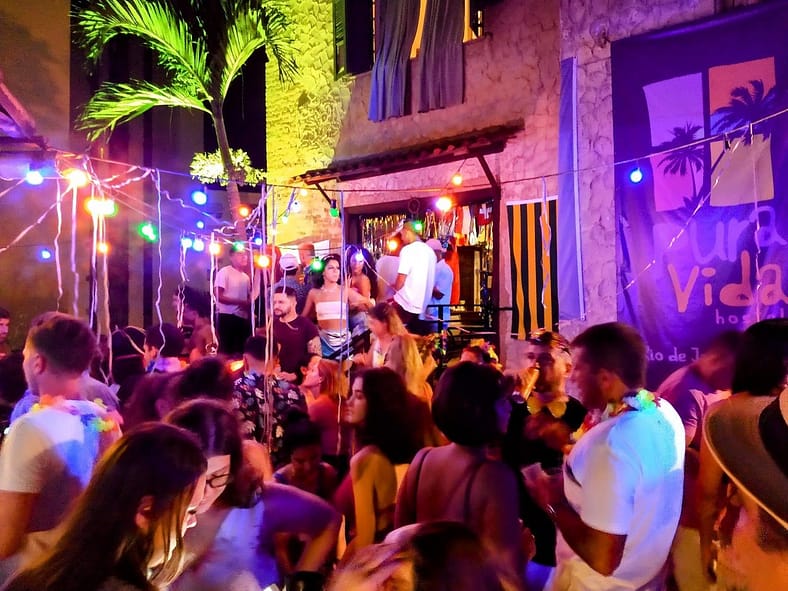 Carnaval do Rio: hostel contrata guias para levar turistas aos blocos de rua, de graça