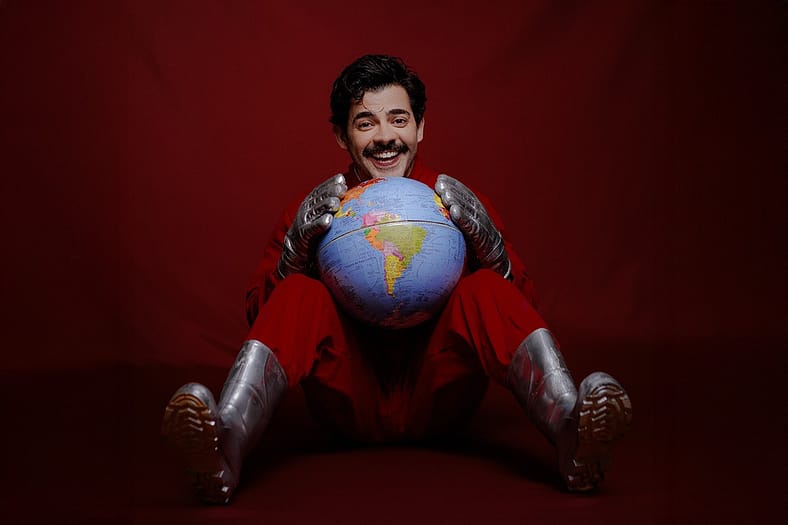 Branco Ancestral estreia com sátira futurista no Teatro Estúdio