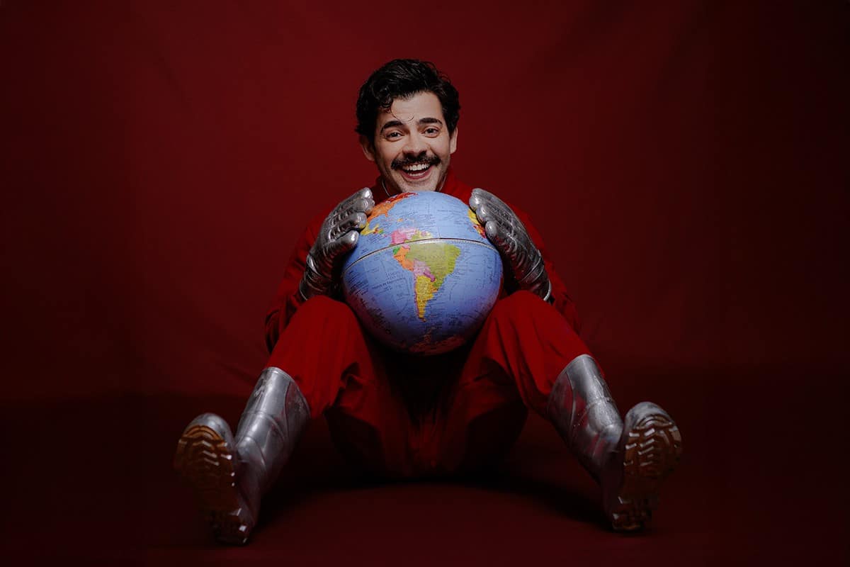 Branco Ancestral estreia com sátira futurista no Teatro Estúdio