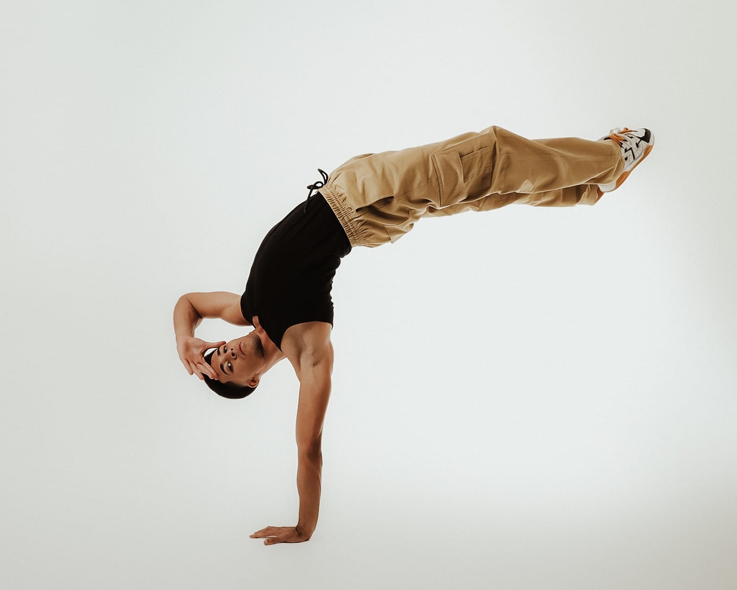 Primeiro bailarino brasileiro da Universal Studios é da zona leste